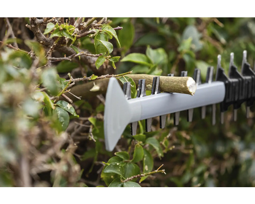 Nůžky na živý plot stříhají větev