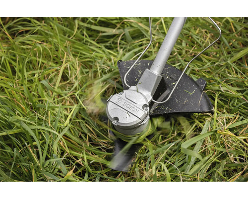 Logo společnosti Bosch na vyžínači při sekání trávy