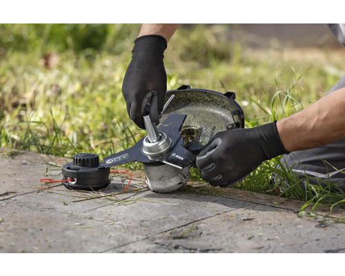 Muž vyměňuje nůž na vyžínači.