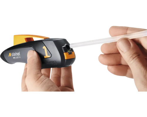 Tavná pistole Steinel s lepicí tyčinkou v rukou