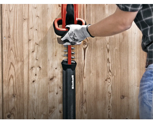 Osoba v rukavicích ovládá nůžky na živý plot Einhell.