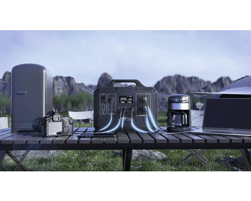 Scéna s přenosnou napájecí stanicí venku, která napájí spotřebiče, jako je kávovar, notebook a chladnička