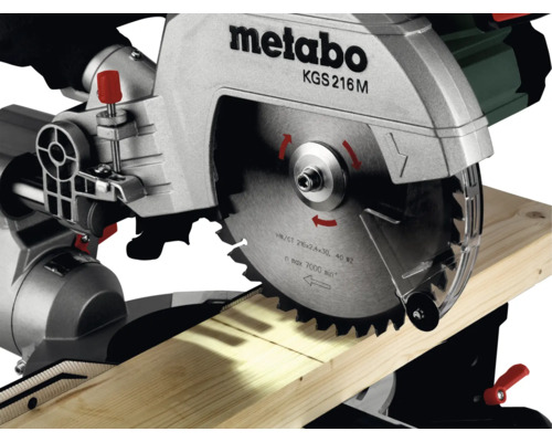 Pokosová pila Metabo při řezání kusu dřeva