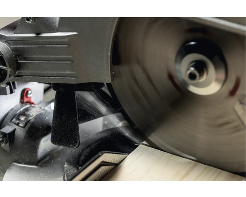 Pokosová pila řeže dřevo