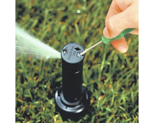 Zavlažovač trávníku je nastaven šroubovákem
