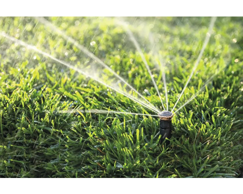 Zavlažovač trávníku zavlažuje trávník