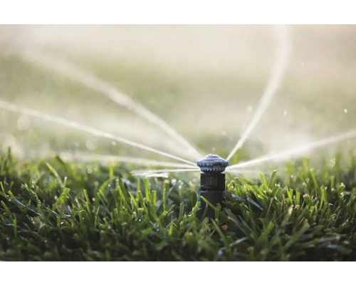 Zavlažovač trávníku zavlažuje trávník