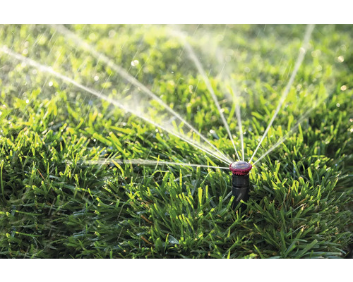 Zavlažovač trávníku při zavlažování trávníku