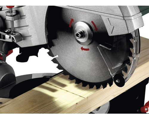 Pokosová pila řeže dřevo