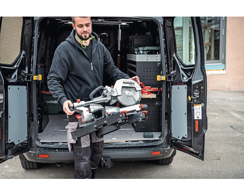 Muž ukládá pokosovou pilu Metabo do dodávky.