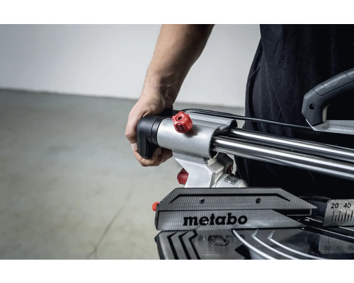 Ruka obsluhy na pokosové pile Metabo