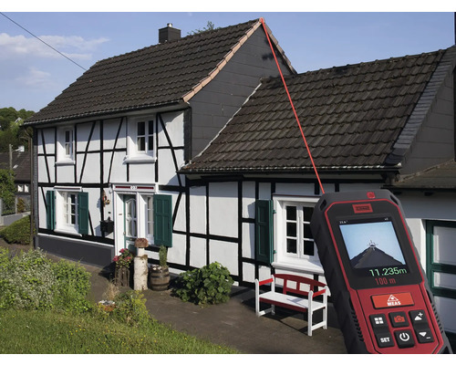 Laserový dálkoměr měří délku střechy domu.