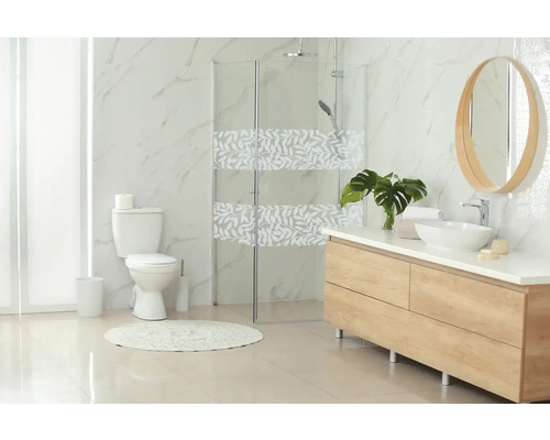 Koupelna s toaletou, sprchou, umyvadlem a zrcadlem