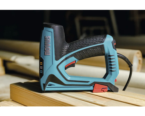 Elektrická sešívačka Novus na dřevěném povrchu