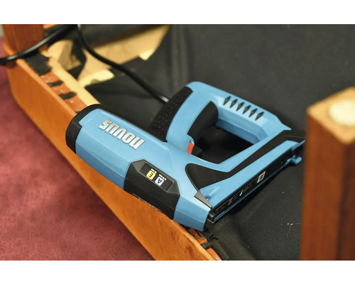 Elektrická sešívačka značky Novus na kusu nábytku