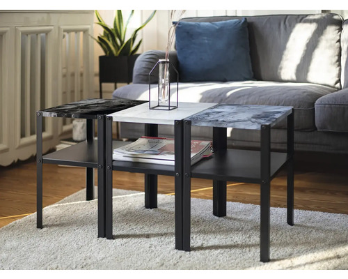 Tři čtvercové odkládací stolky s různými povrchy na koberci