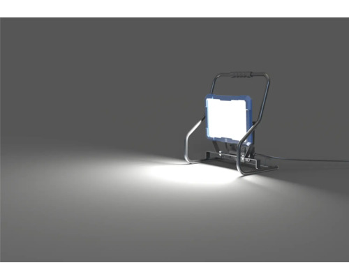 LED stavební reflektor s nosným rámem.