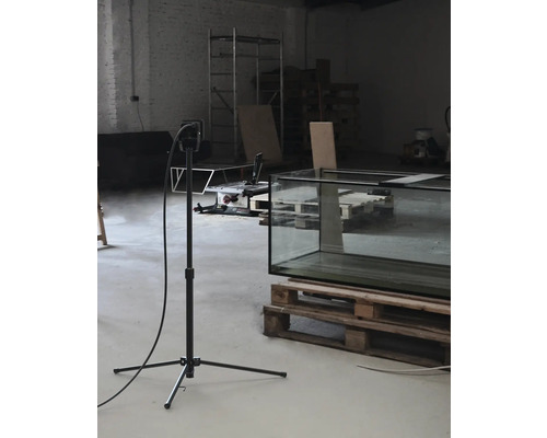 Interiér s akváriem na paletách a lampou na stativu