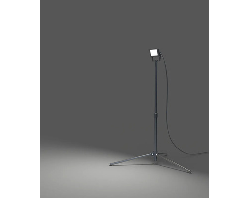 LED stavební reflektor na stativu