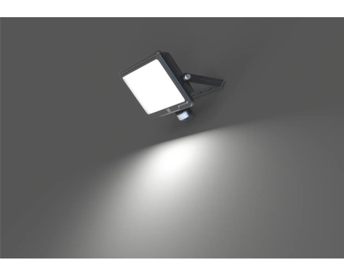 LED venkovní reflektor s pohybovým senzorem na zdi