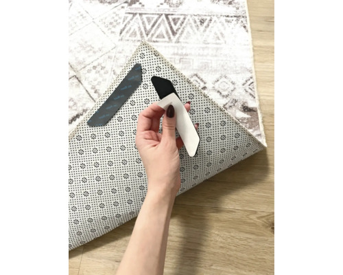 Koberec s protiskluzovou podložkou a lepicími proužky pro upevnění