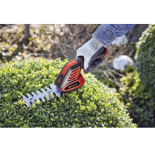 Akumulátorové nůžky na živý plot Einhell při práci na živém plotu