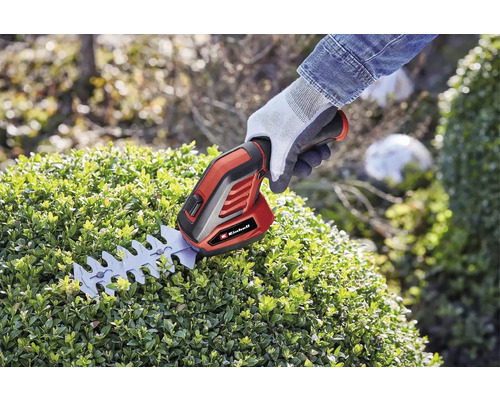 Akumulátorové nůžky na živý plot Einhell při práci na živém plotu