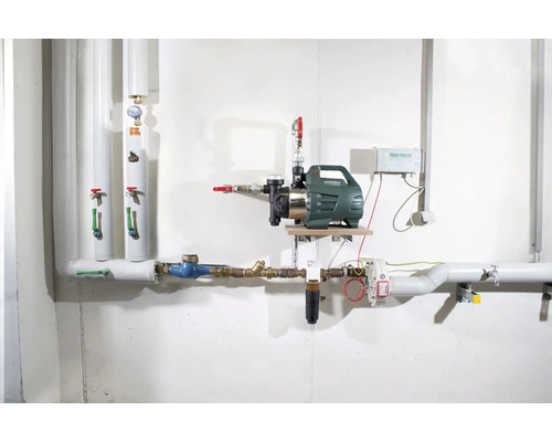 Instalace domácí vodárny s čerpadlem, potrubím a související technologií na stěně