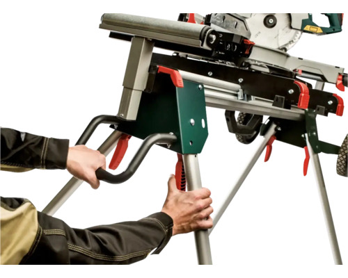 Osoba přepravuje pokosovou pilu na podstavci