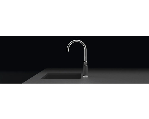 Kuchyňská baterie z kovu na pracovní desce s umyvadlem