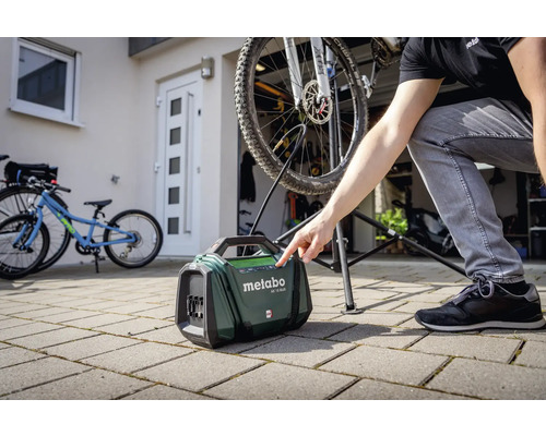Akumulátorový kompresor Metabo pro nahuštění pneumatiky jízdního kola