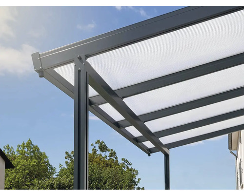 Detailní pohled na zastřešení terasy s hliníkovým rámem a průsvitnou střechou