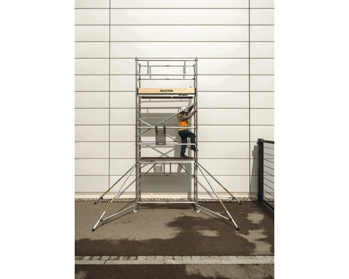 Pojízdné lešení s osobou, která na něj leze.