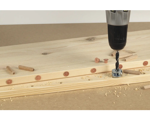 Dřevěné desky jsou spojeny hmoždinkovacím vrtákem a hmoždinkami