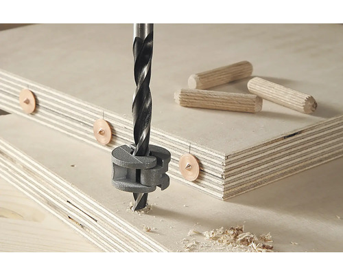 Kolíkový vrták v akci s kolíky a dřevěnými deskami