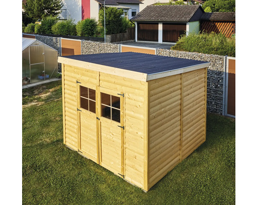 Dřevěný zahradní domek s dvoukřídlými dveřmi a lepenkou na zahradě