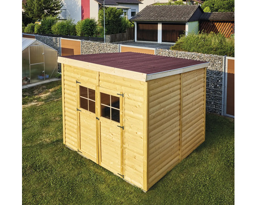 Dřevěný zahradní domek s dvoukřídlými dveřmi a červenou střechou na trávníku