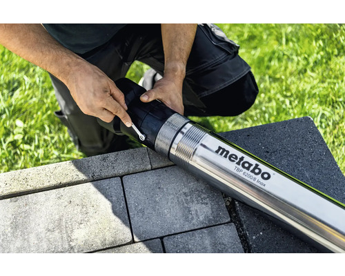 Ponorné hlubinné čerpadlo Metabo TBP 6200/8 Inox při montáži na dlažební kostky