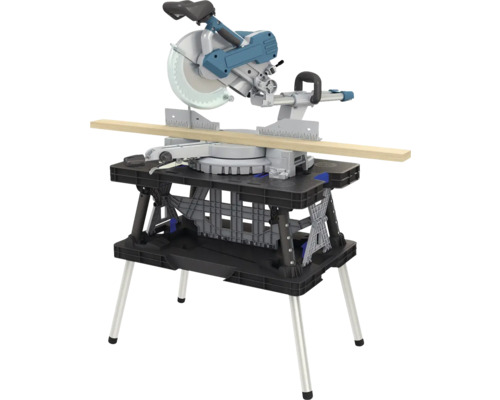 Pokosová pila na pracovním stole s dřevěným obrobkem