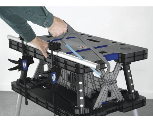 Trubka řezaná pilkou na kov na pracovní lavici