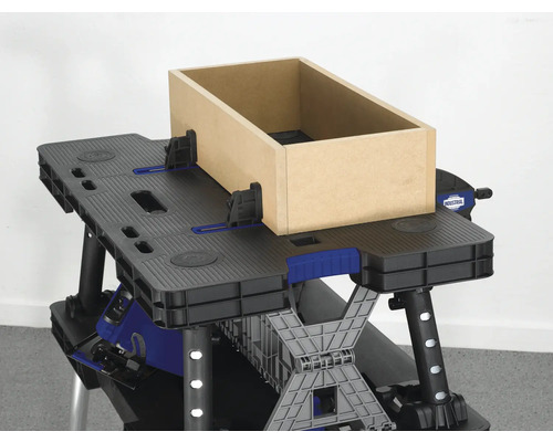 Pracovní stůl s upevněnou dřevěnou bednou