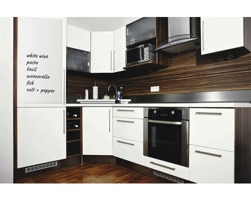 Světlá kuchyně s moderními kuchyňskými skříňkami, vestavěnou troubou a tabulí