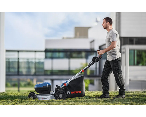 Muž obsluhuje akumulátorovou sekačku Bosch na zahradě.