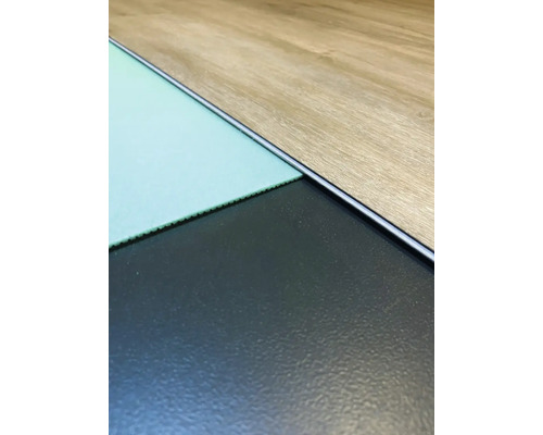 Detailní pohled na laminát, kročejovou izolaci a podklad