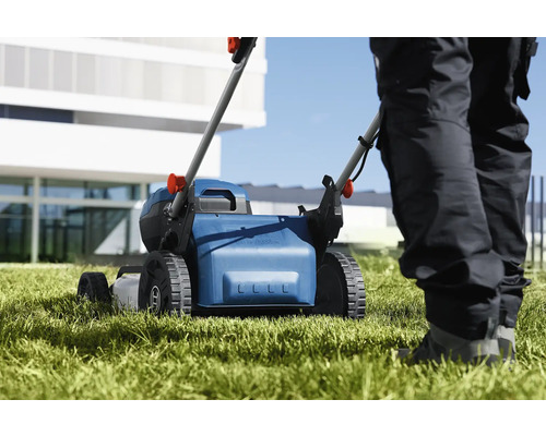 Sekačka na trávu při práci na trávníku.