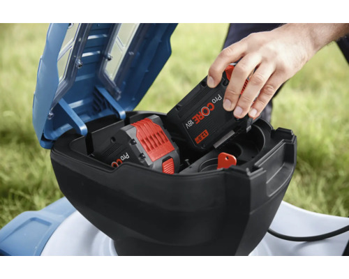 Vkládání baterie do sekačky na trávu