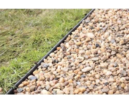 Obrubník odděluje trávník od štěrkové cesty