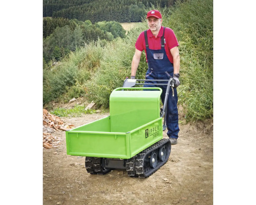 Pásový sklápěč s obsluhou v nerovném terénu. Ideální pro přepravu materiálů v náročném terénu.