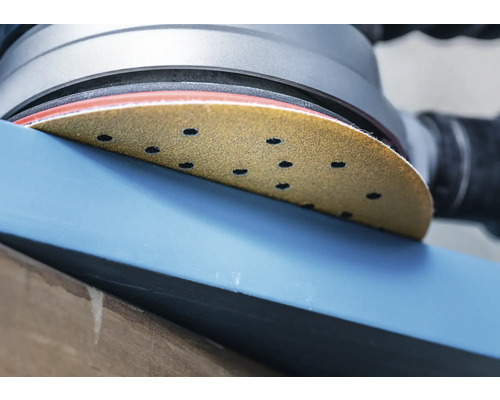 Bruska brousí kus dřeva.