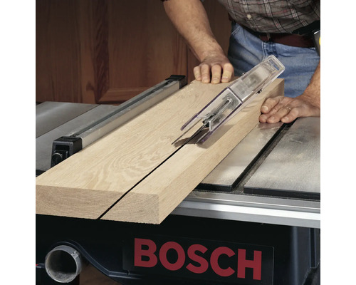 Stolní pila Bosch řeže dřevěnou desku